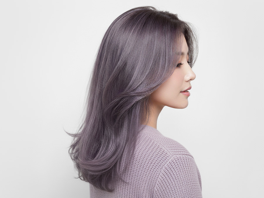 ラベンダーアッシュ / ラベンダーブラウンの髪色の女性の横姿