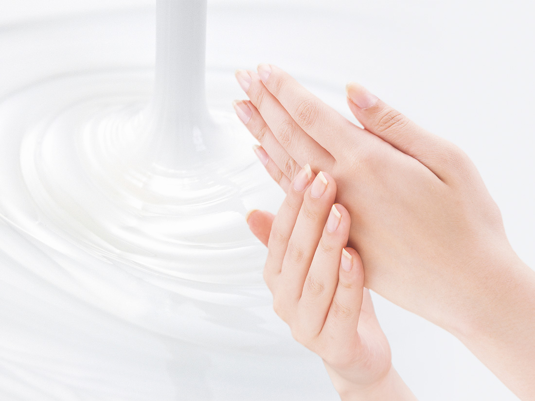 ケアワックスを手のひらに伸ばしてスタイリングする美容師