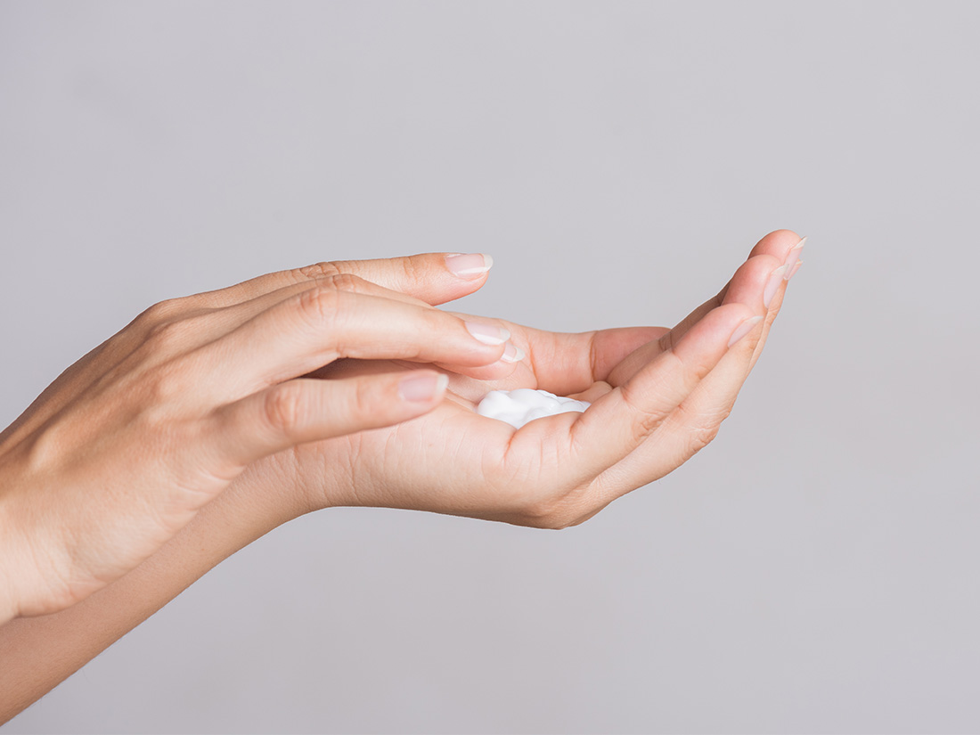 手のひらでアプエラ ケアワックスを体温で溶かしてスタイリング