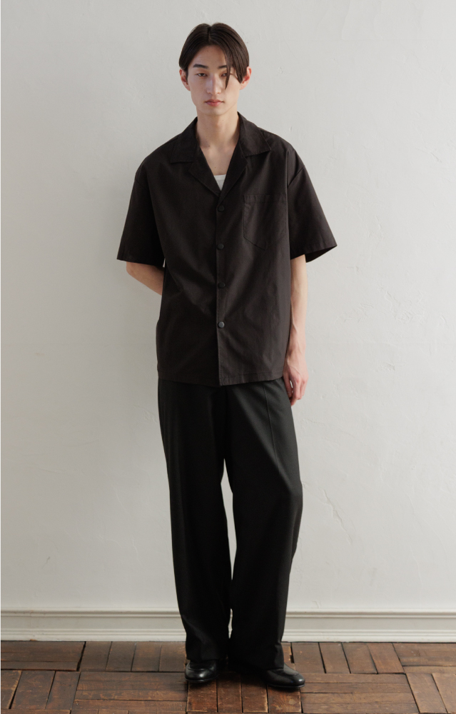 電子入りワークシャツを着用した男性モデルのフロントビュー