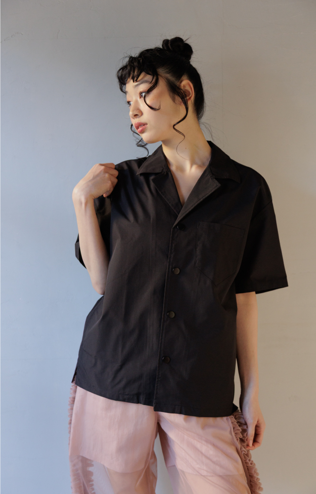 電子入りワークシャツをスタイリッシュに着こなす女性モデル
