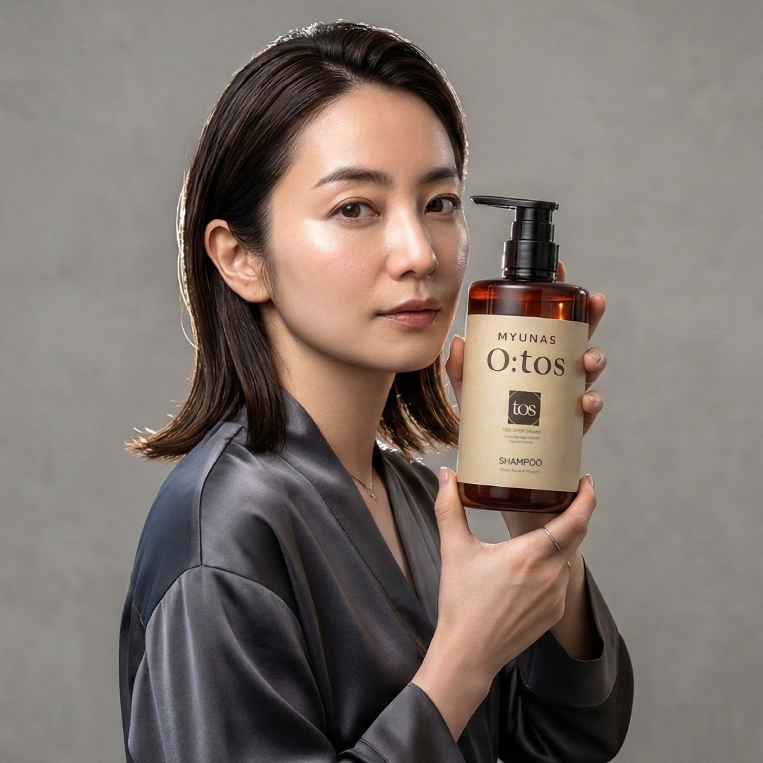 MYUNAS O:tos シャンプーを女性が持ったイメージ