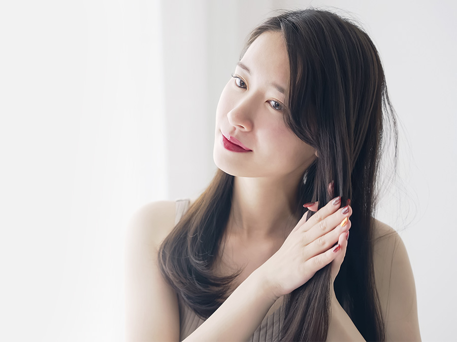 ヘアケアをしている女性