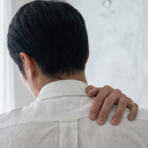 肩の負担をイメージする男性